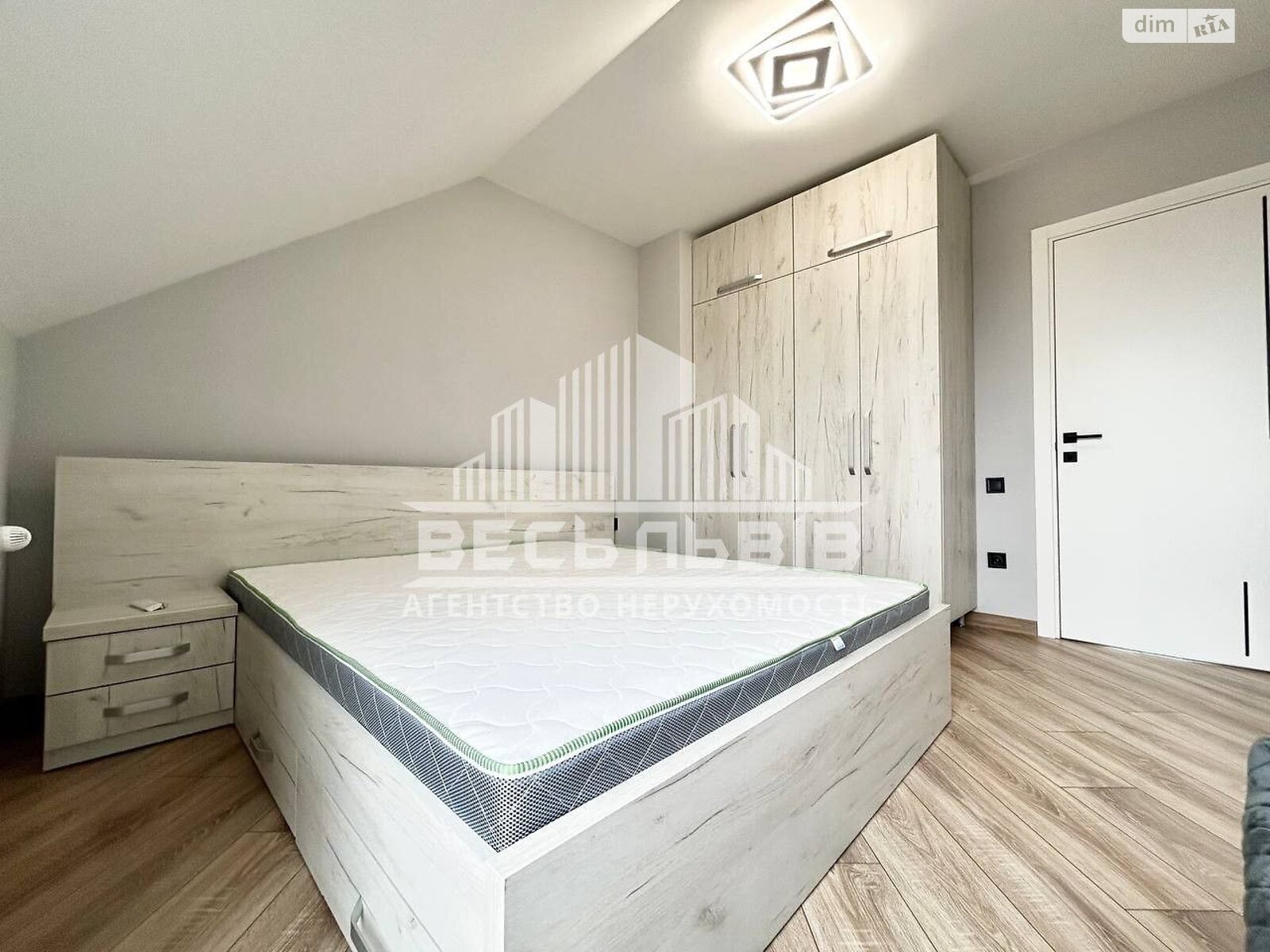 триповерховий дуплекс, 150 кв. м, цегла. Здається помісячно в Сокільниках фото 1 триповерховий дуплекс, 150 кв. м, цегла. Здається помісячно в Сокільниках фото 1