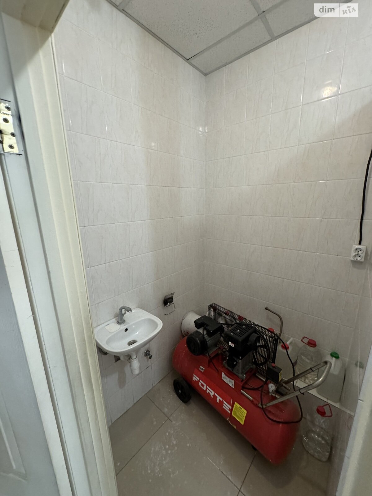 Комерційне приміщення в Хмельницькому, здам в оренду по Зарічанська вулиця 3/2, район Заріччя, ціна: 35 650 грн за об’єкт фото 1