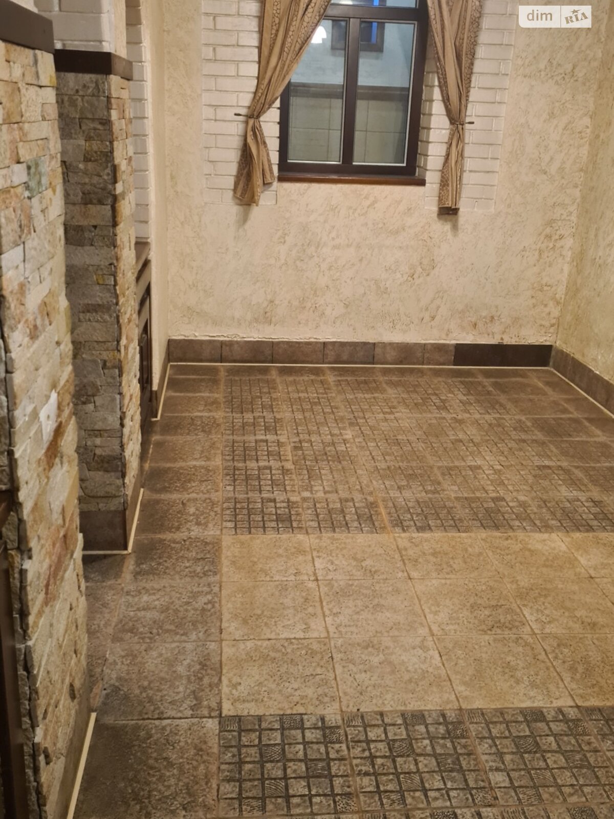 Комерційне приміщення в Рованцях, Тополева 40, ціна оренди: 150 000 грн за об’єкт фото 1 Комерційне приміщення в Рованцях, Тополева 40, ціна оренди: 150 000 грн за об’єкт фото 1