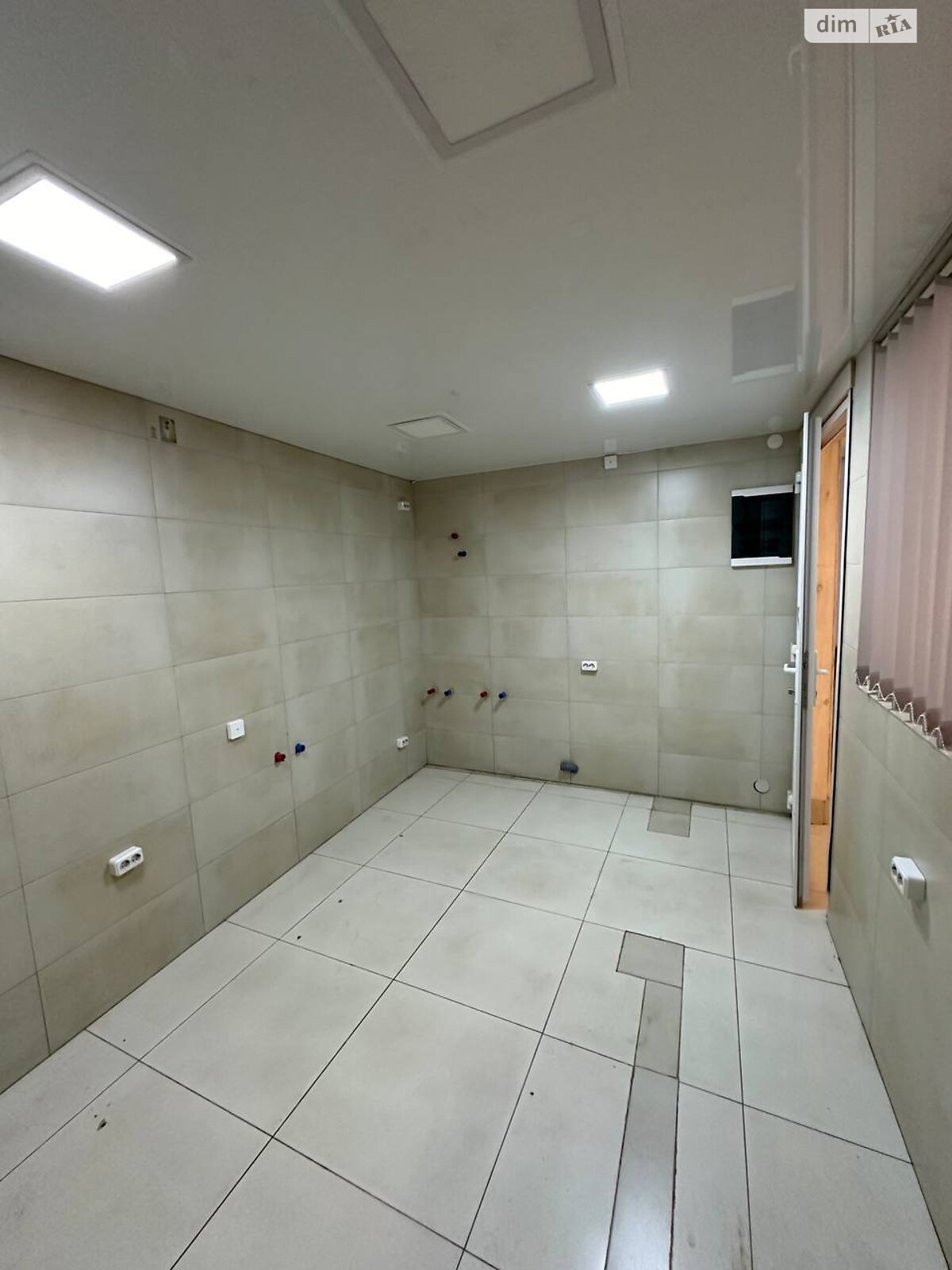 Комерційне приміщення в Рівному, здам в оренду по Шкільна вулиця 45, район Центр, ціна: 20 000 грн за об’єкт фото 1 Комерційне приміщення в Рівному, здам в оренду по Шкільна вулиця 45, район Центр, ціна: 20 000 грн за об’єкт фото 1