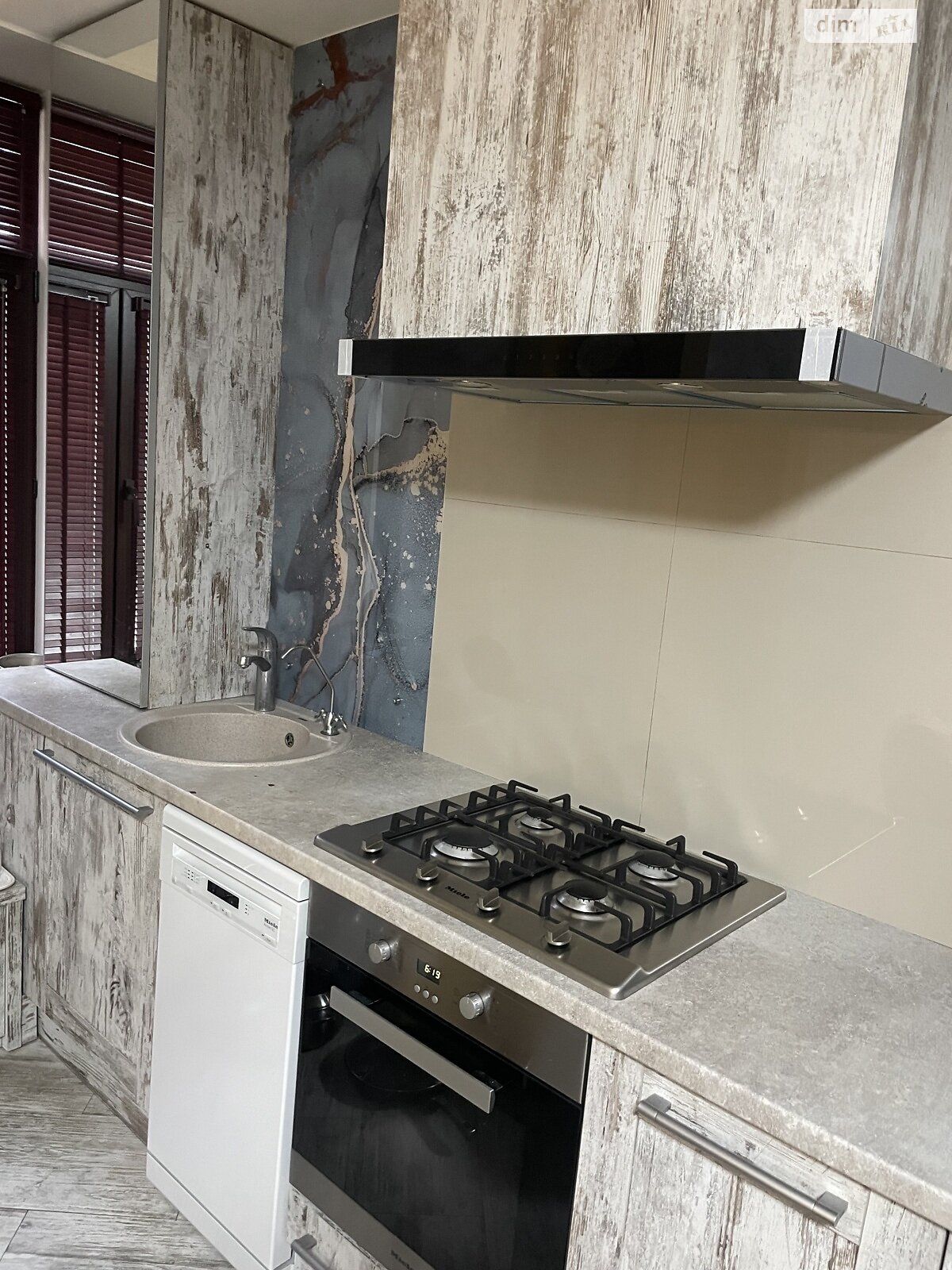 трехкомнатная квартира в Белой Церкви, район Центр, на пл. Торговая 1/11 в аренду на долгий срок помесячно фото 1