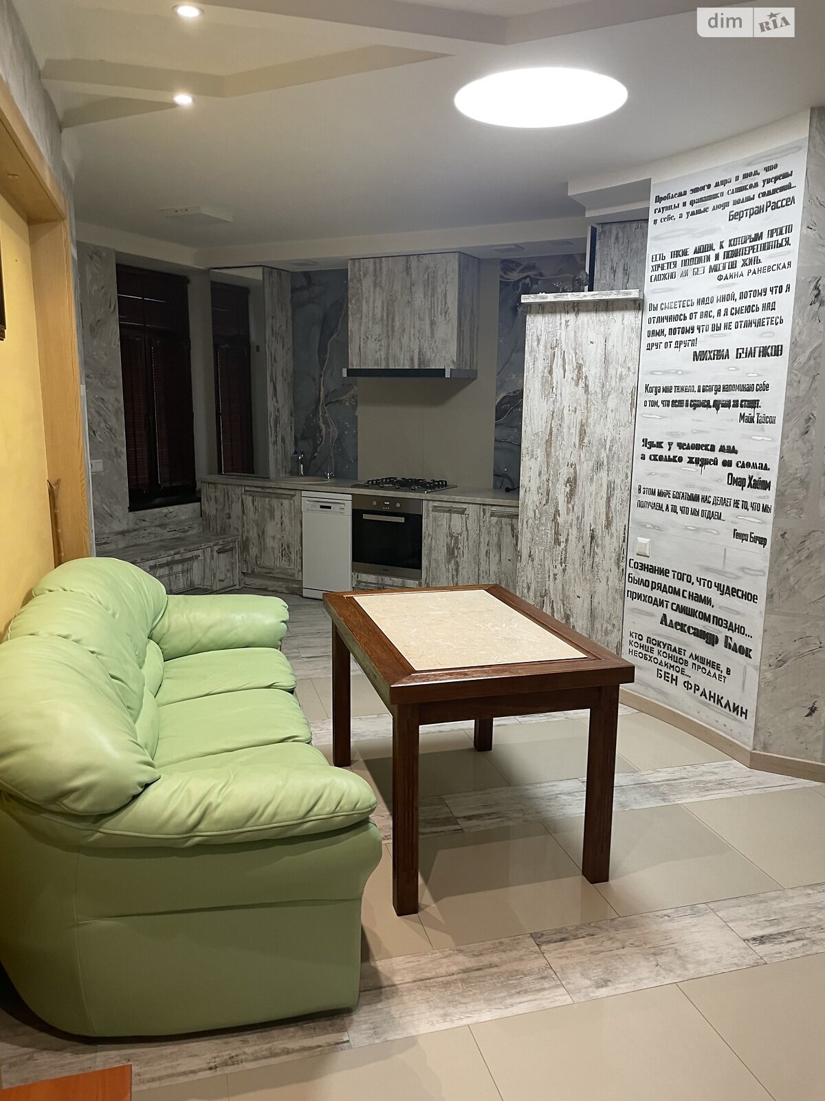 трехкомнатная квартира в Белой Церкви, район Центр, на пл. Торговая 1/11 в аренду на долгий срок помесячно фото 1