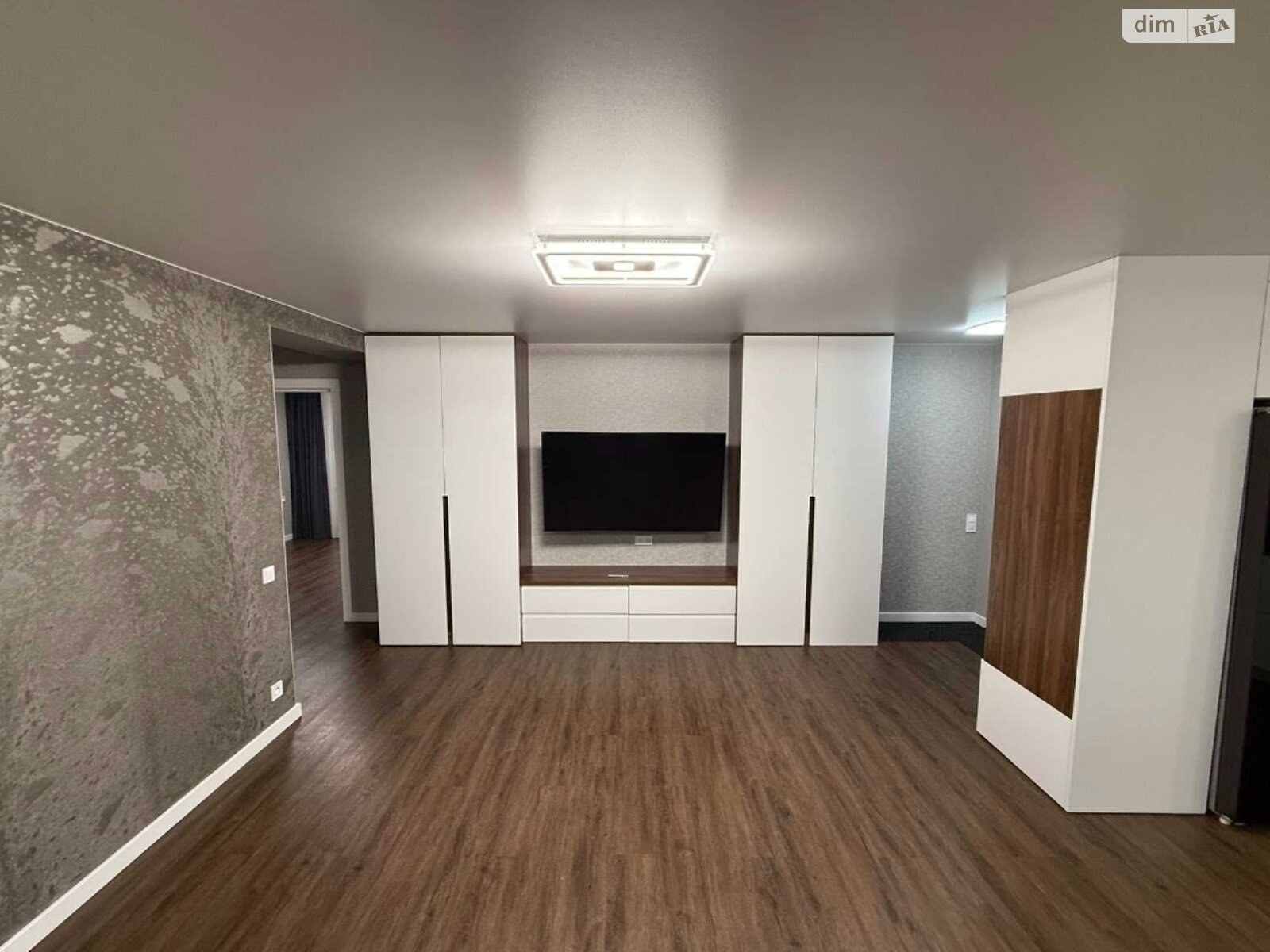 трехкомнатная квартира в Черкассах, район Приднепровский, на ул. Казацкая 1/2 в аренду на долгий срок помесячно фото 1