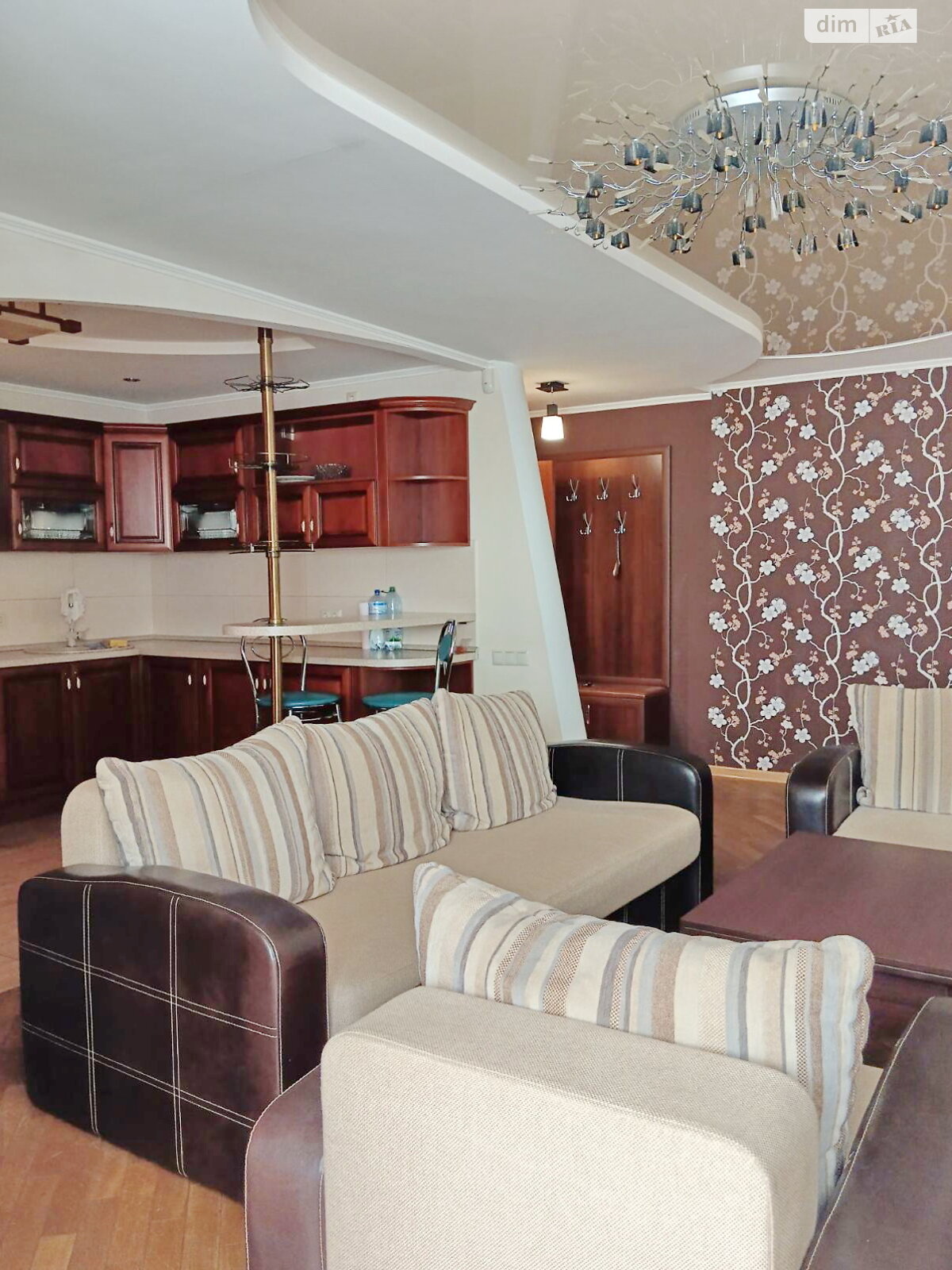 трехкомнатная квартира в Черкассах, район Сосновский, на ул. Надпольная 241 в аренду на долгий срок помесячно фото 1 трехкомнатная квартира в Черкассах, район Сосновский, на ул. Надпольная 241 в аренду на долгий срок помесячно фото 1