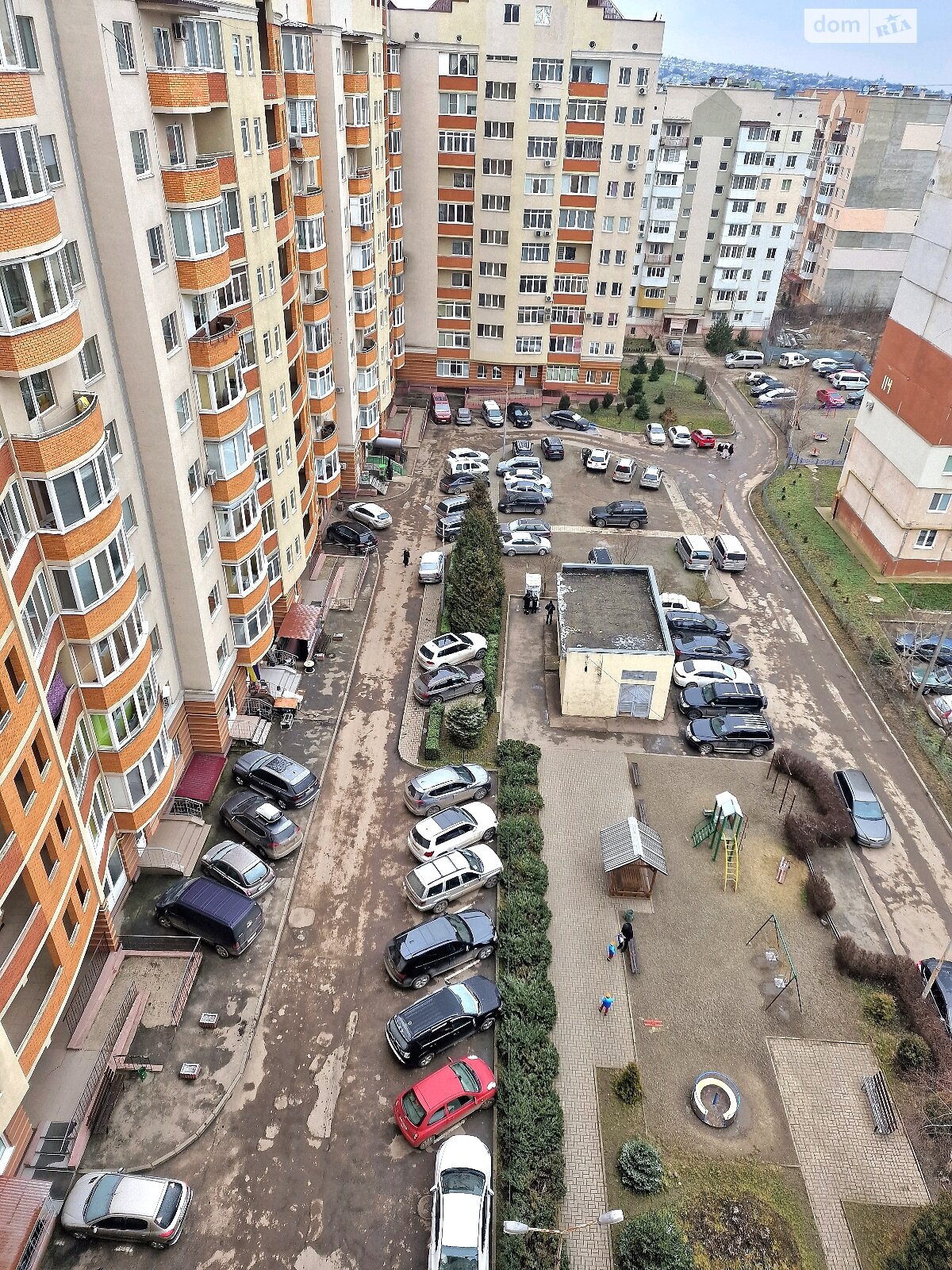 трехкомнатная квартира в Черновцах, на ул. Воробкевича Сидора в аренду на долгий срок помесячно фото 1 трехкомнатная квартира в Черновцах, на ул. Воробкевича Сидора в аренду на долгий срок помесячно фото 1