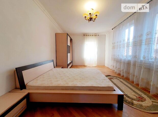 чотирикімнатна квартира з меблями в Чернівцях, район Комарова-Красноармійська, на вул. Яблунівська в довготривалу оренду помісячно фото 1 чотирикімнатна квартира з меблями в Чернівцях, район Комарова-Красноармійська, на вул. Яблунівська в довготривалу оренду помісячно фото 1