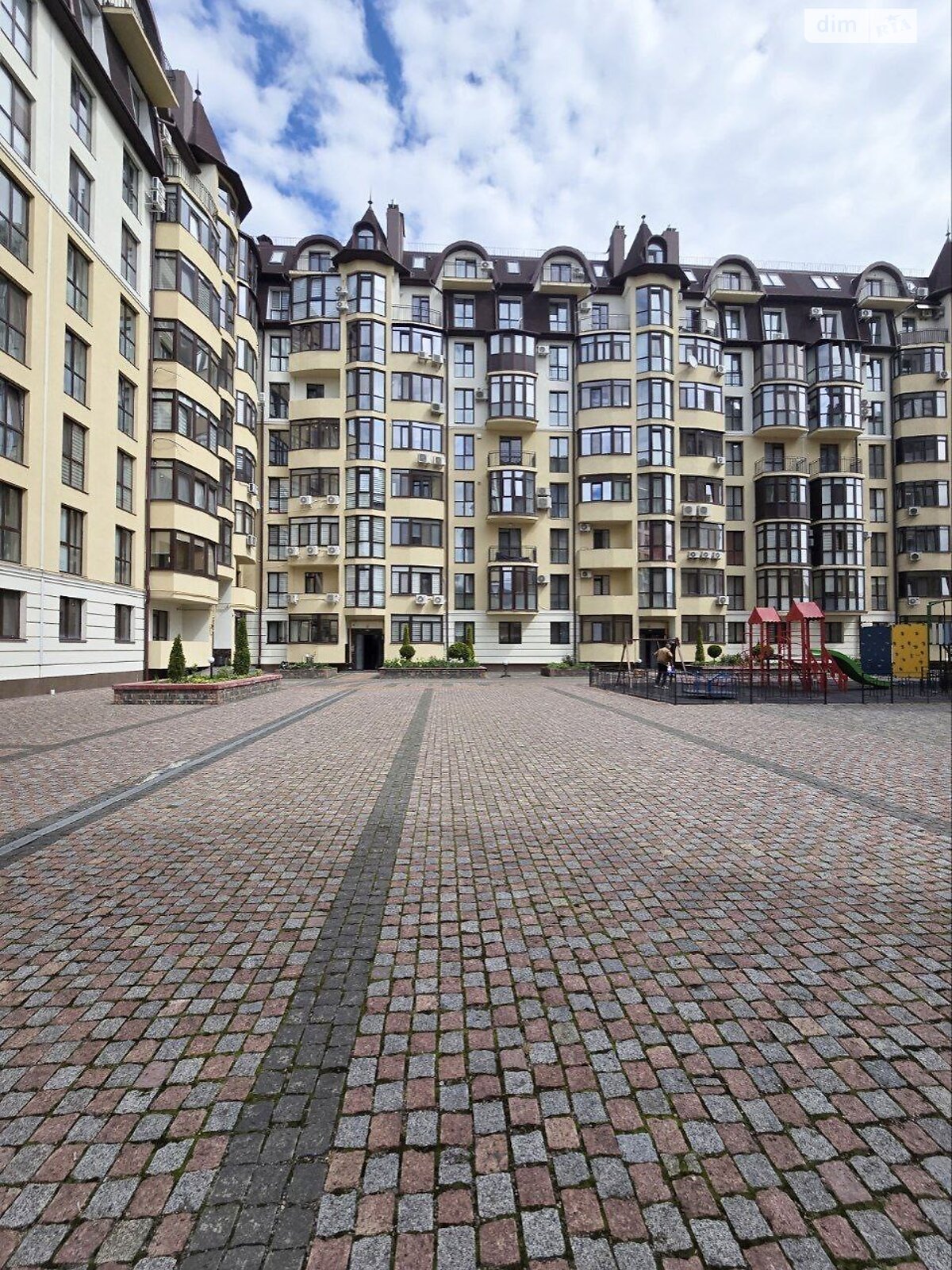 трехкомнатная квартира в Черновцах, район Парковая зона, на ул. Александра Петрищука в аренду на долгий срок помесячно фото 1 трехкомнатная квартира в Черновцах, район Парковая зона, на ул. Александра Петрищука в аренду на долгий срок помесячно фото 1