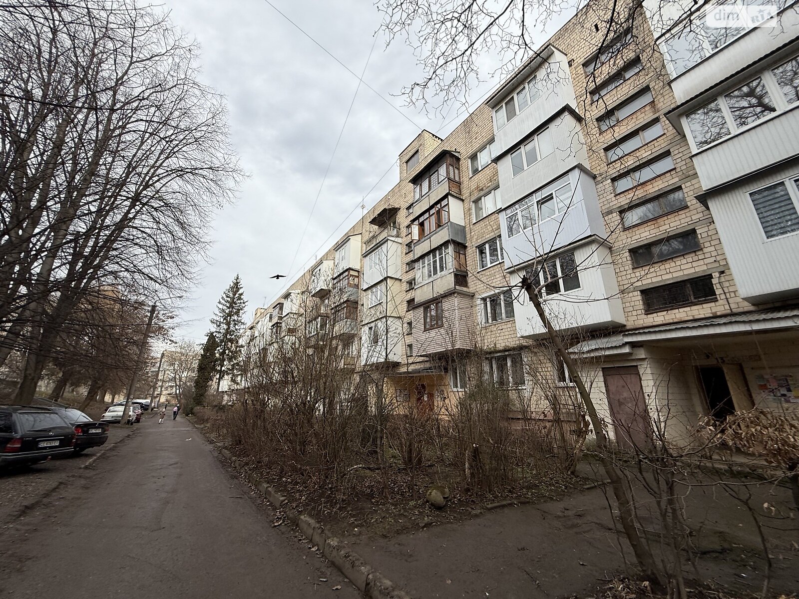 трикімнатна квартира в Чернівцях, район Шевченківський, на вул. Сергія Скальда 40 в довготривалу оренду помісячно фото 1