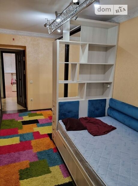 трехкомнатная квартира в Черновцах, район Центр, на ул. Героев Майдана 63а в аренду на долгий срок помесячно фото 1