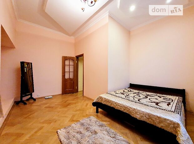 трехкомнатная квартира с мебелью в Черновцах, район Центр, на ул. Героев Майдана в аренду на долгий срок помесячно фото 1