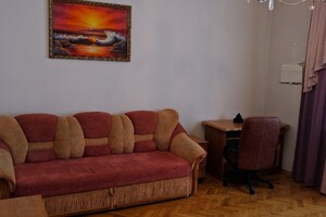 трехкомнатная квартира с мебелью в Черновцах, район Центр, на Богомольца 8 в аренду на долгий срок помесячно фото 2