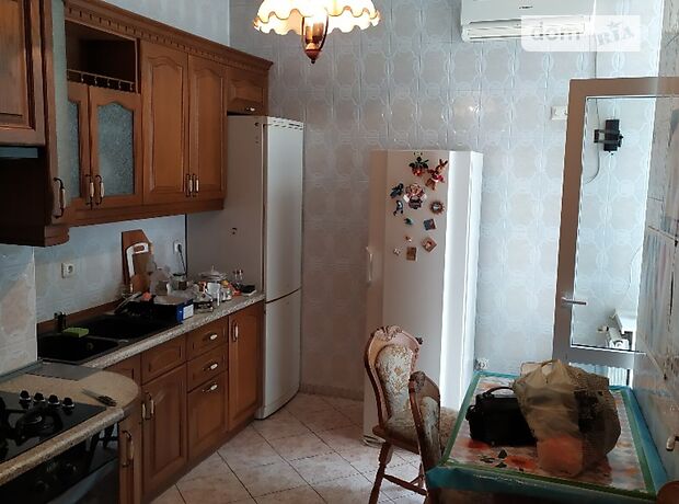 трехкомнатная квартира с мебелью в Черновцах, район Центр, на Богомольца 8 в аренду на долгий срок помесячно фото 1