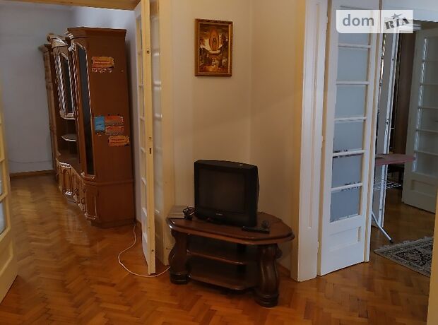 трехкомнатная квартира с мебелью в Черновцах, район Центр, на Богомольца 8 в аренду на долгий срок помесячно фото 1