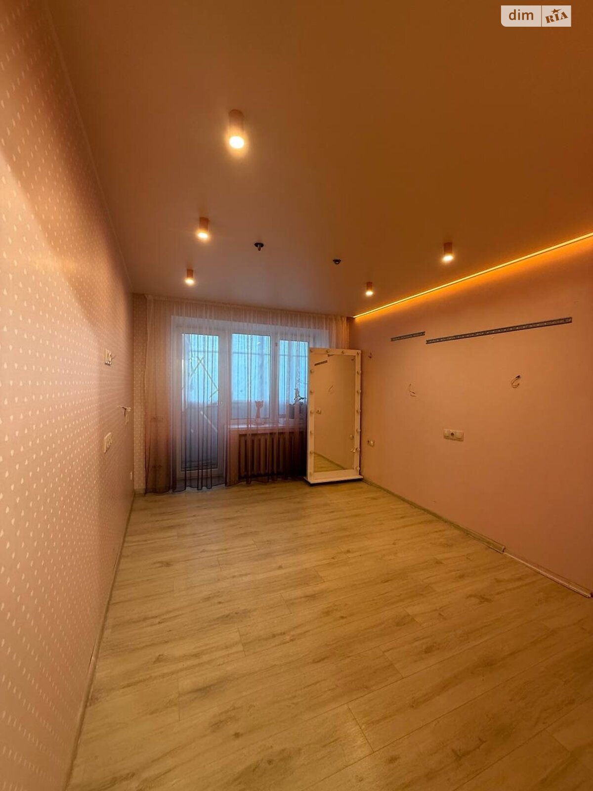 трехкомнатная квартира в Днепре, район 1 мая, на просп. Науки 84А в аренду на долгий срок помесячно фото 1