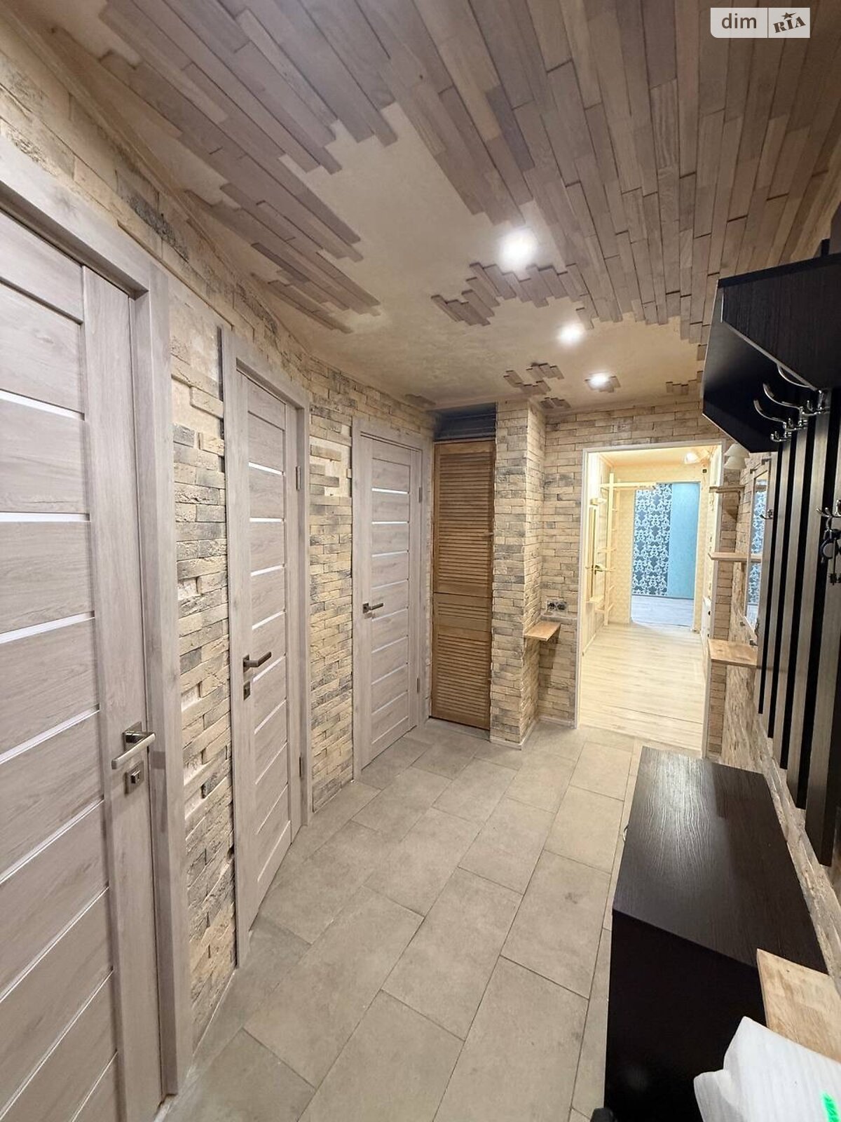 трехкомнатная квартира в Днепре, район 1 мая, на просп. Науки 84А в аренду на долгий срок помесячно фото 1