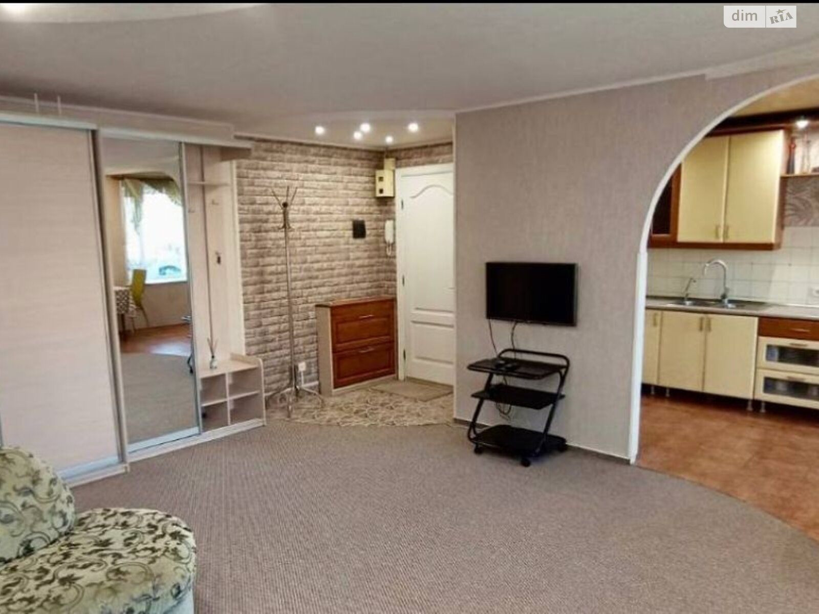 трехкомнатная квартира в Днепре, район Косиора, на просп. Слобожанский 40Б в аренду на долгий срок помесячно фото 1