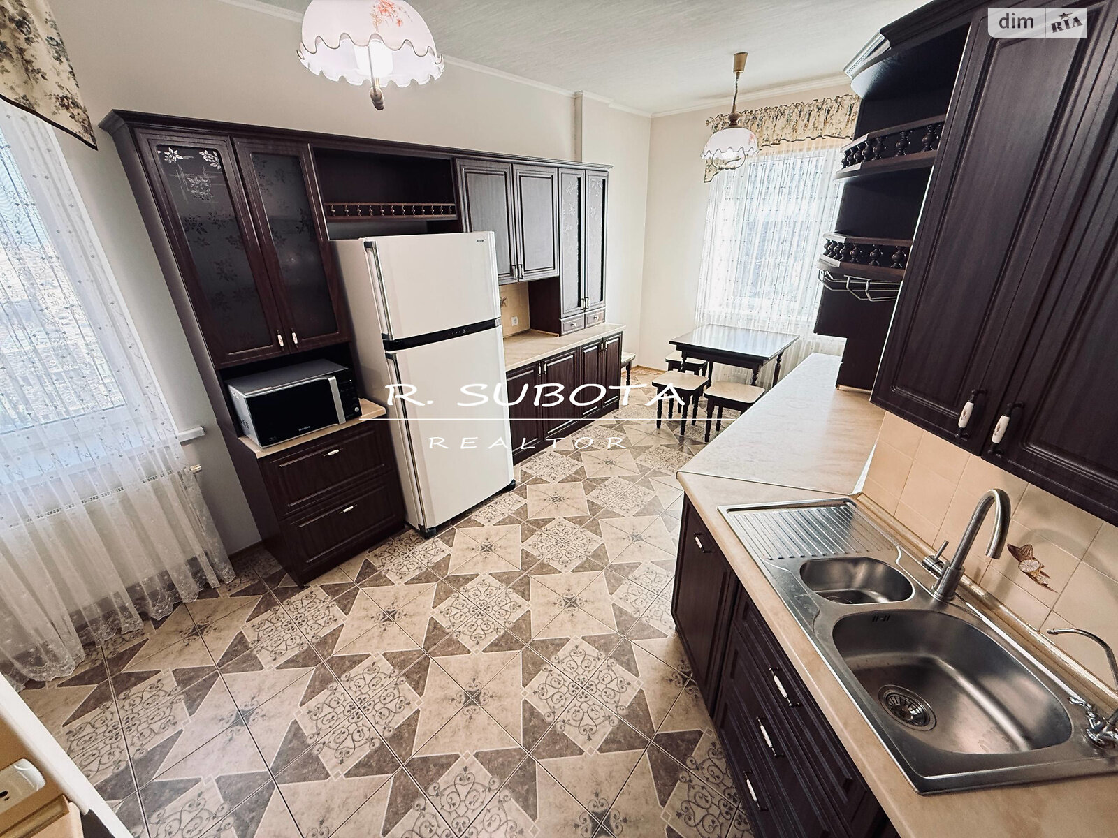 трехкомнатная квартира в Днепре, район Лагерный, на ул. Гусенко 17 в аренду на долгий срок помесячно фото 1