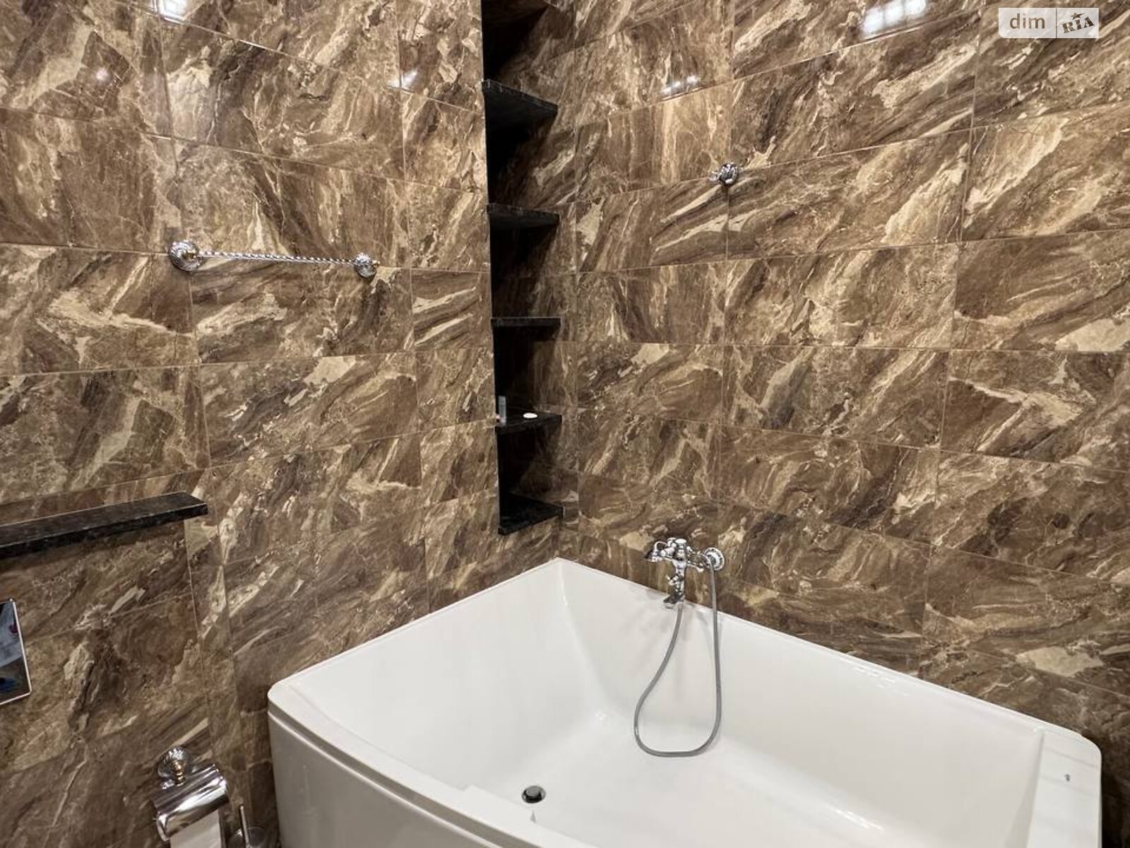 трехкомнатная квартира в Днепре, район Набережная, на просп. Яворницкого Дмитрия в аренду на долгий срок помесячно фото 1