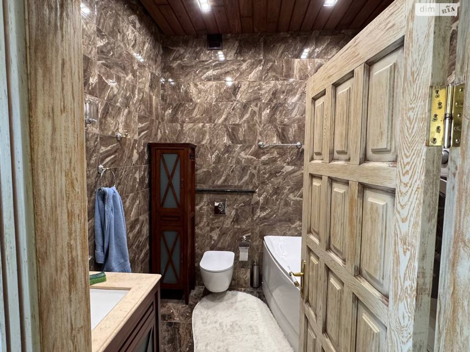 трехкомнатная квартира в Днепре, район Набережная, на просп. Яворницкого Дмитрия в аренду на долгий срок помесячно фото 1