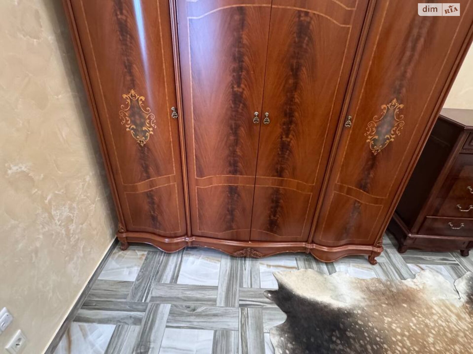 трехкомнатная квартира в Днепре, район Набережная, на просп. Яворницкого Дмитрия в аренду на долгий срок помесячно фото 1