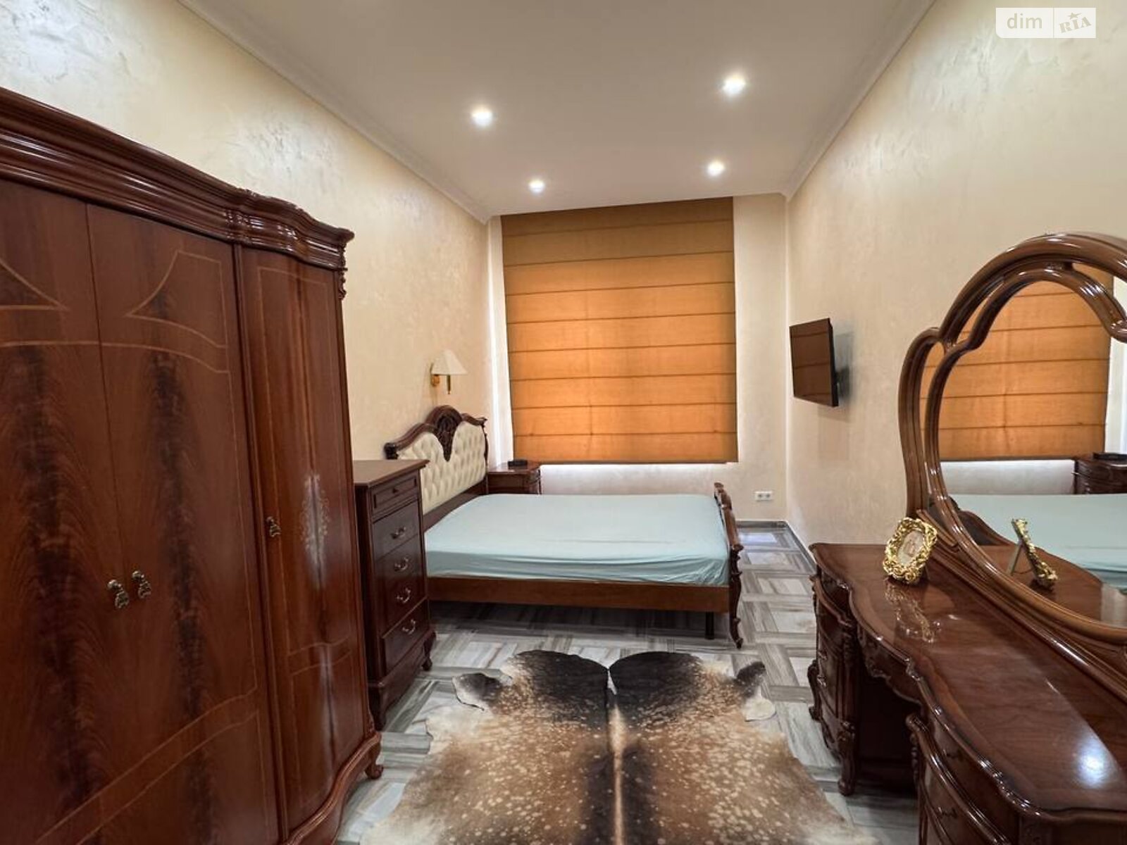 трехкомнатная квартира в Днепре, район Набережная, на просп. Яворницкого Дмитрия в аренду на долгий срок помесячно фото 1