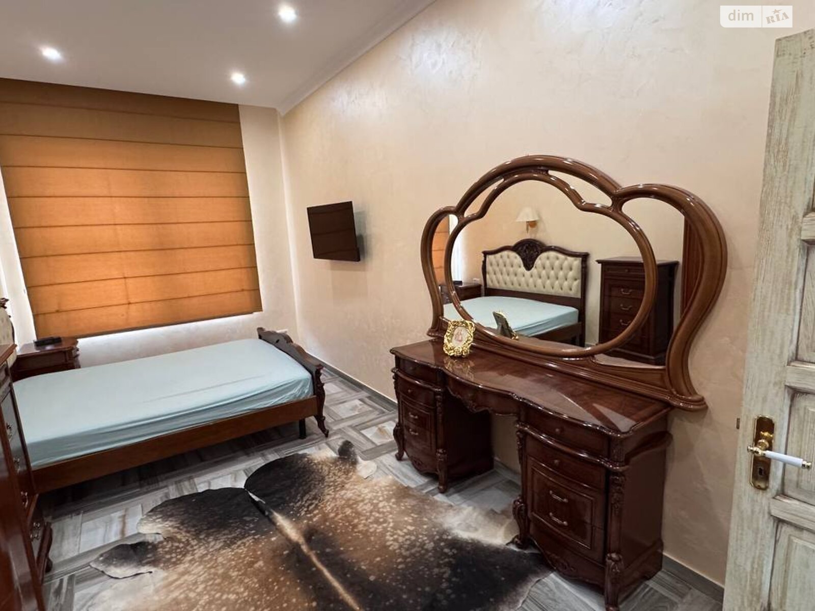 трехкомнатная квартира в Днепре, район Набережная, на просп. Яворницкого Дмитрия в аренду на долгий срок помесячно фото 1