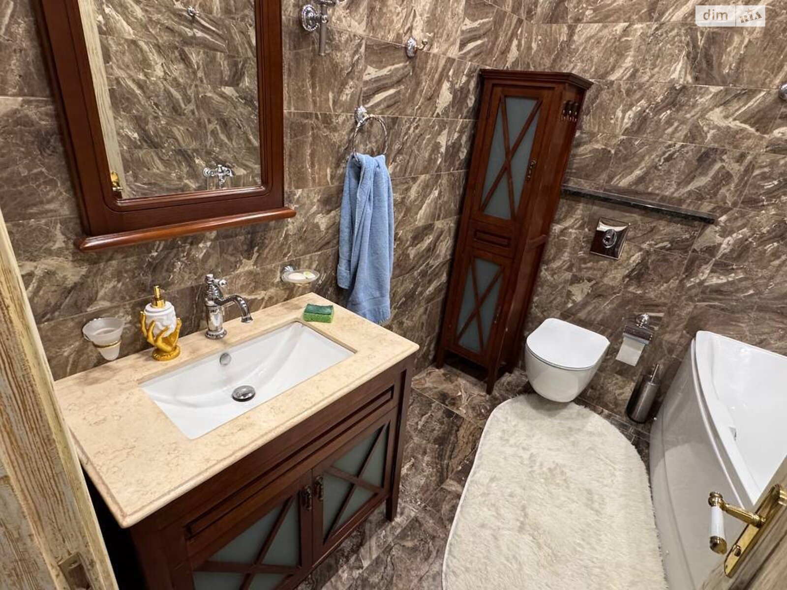 трехкомнатная квартира в Днепре, район Набережная, на просп. Яворницкого Дмитрия в аренду на долгий срок помесячно фото 1