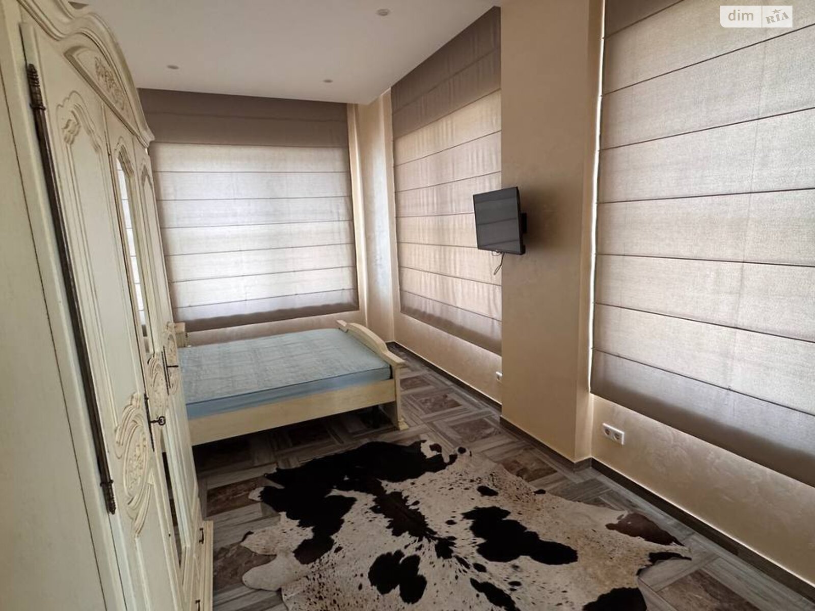 трехкомнатная квартира в Днепре, район Набережная, на просп. Яворницкого Дмитрия в аренду на долгий срок помесячно фото 1