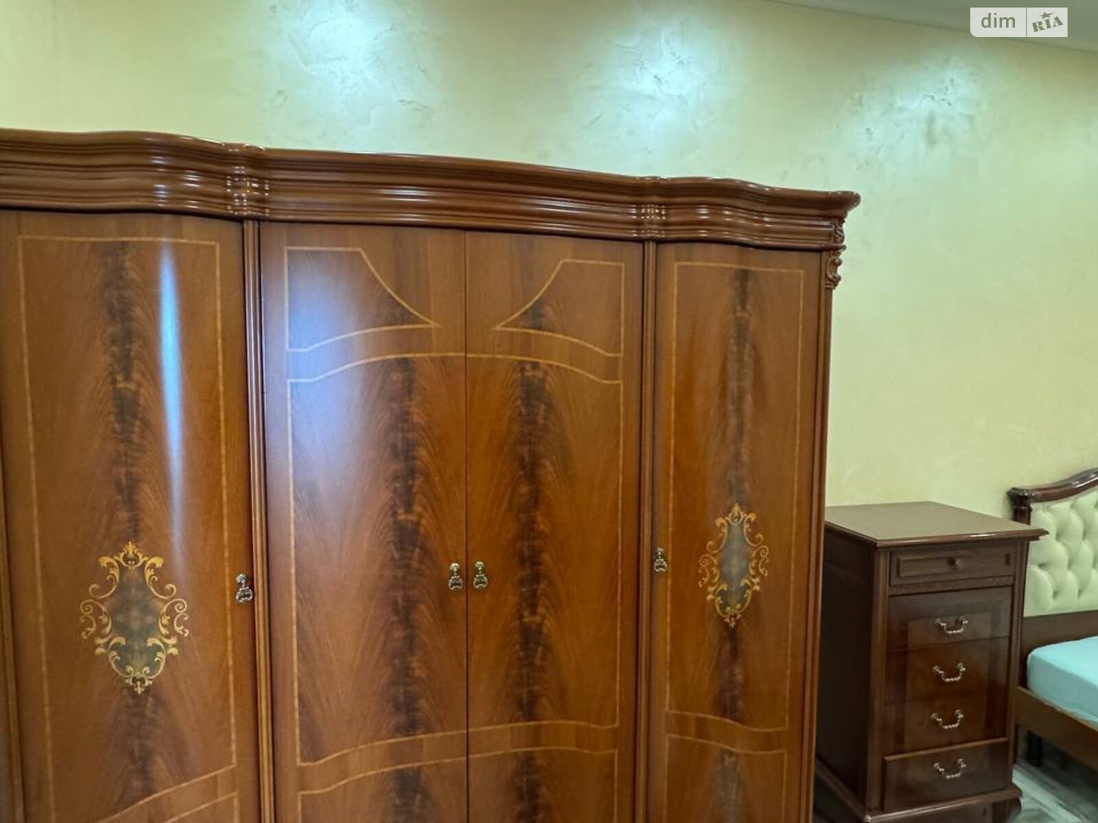 трехкомнатная квартира в Днепре, район Набережная, на просп. Яворницкого Дмитрия в аренду на долгий срок помесячно фото 1