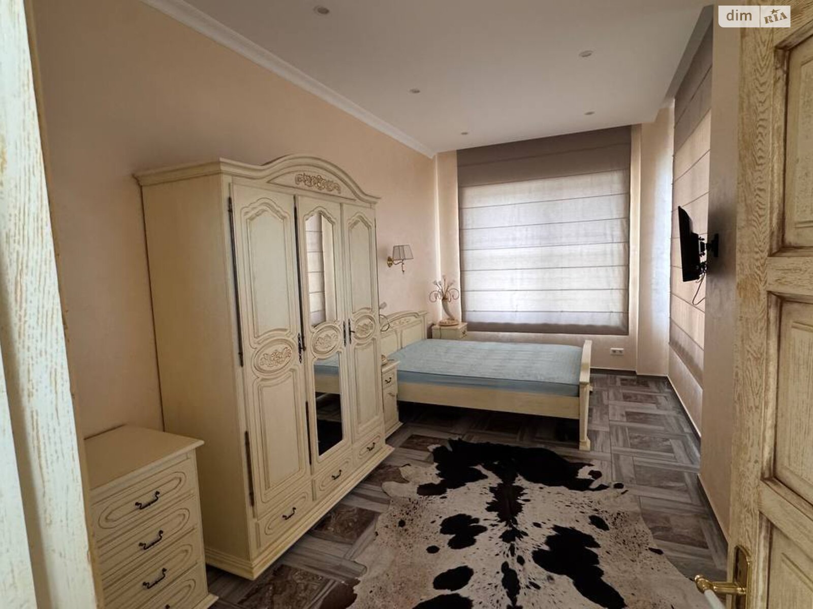 трехкомнатная квартира в Днепре, район Набережная, на просп. Яворницкого Дмитрия в аренду на долгий срок помесячно фото 1