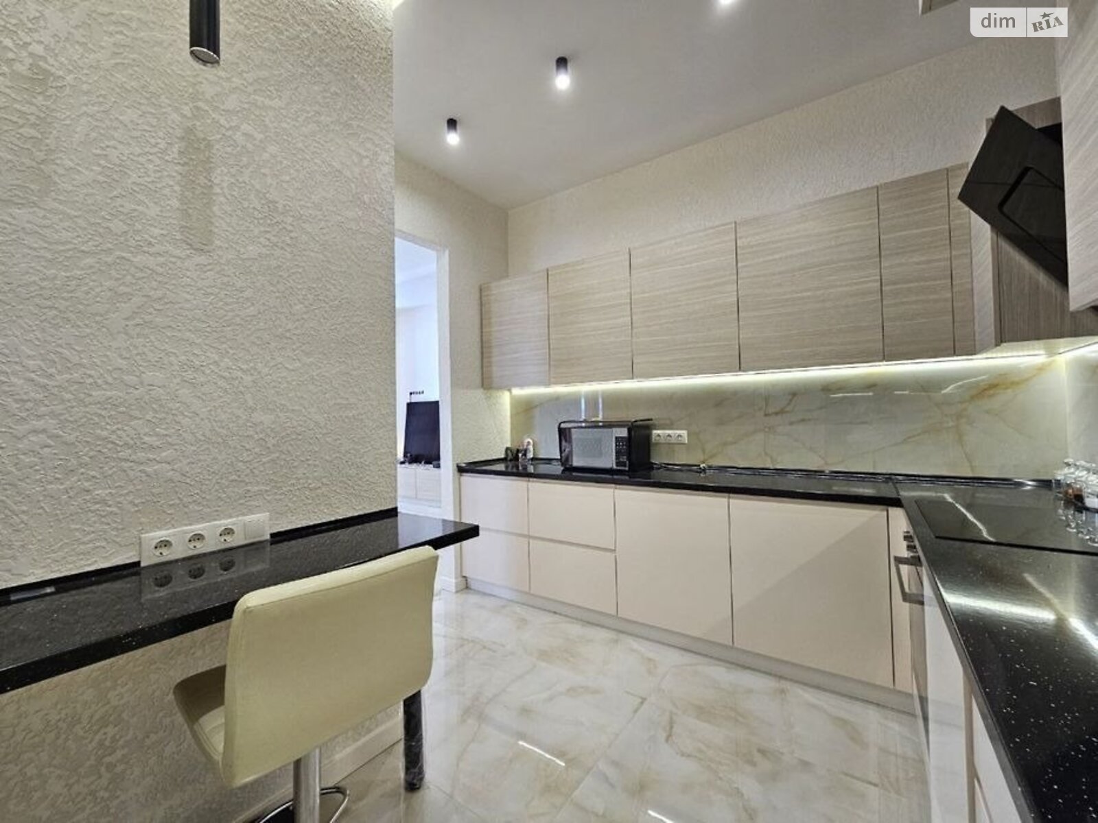 четырехкомнатная квартира в Днепре, район Набережная, на просп. Яворницкого Дмитрия 72 в аренду на долгий срок помесячно фото 1