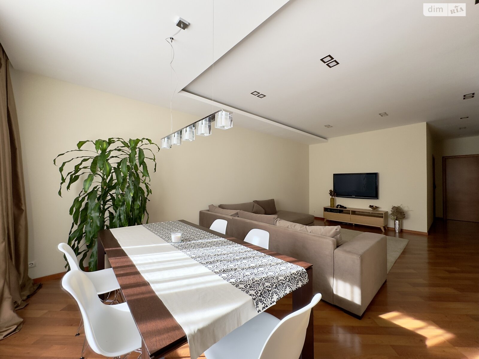 трикімнатна квартира в Дніпрі, район Нагорний, на вул. Бригадна 11 в довготривалу оренду помісячно фото 1