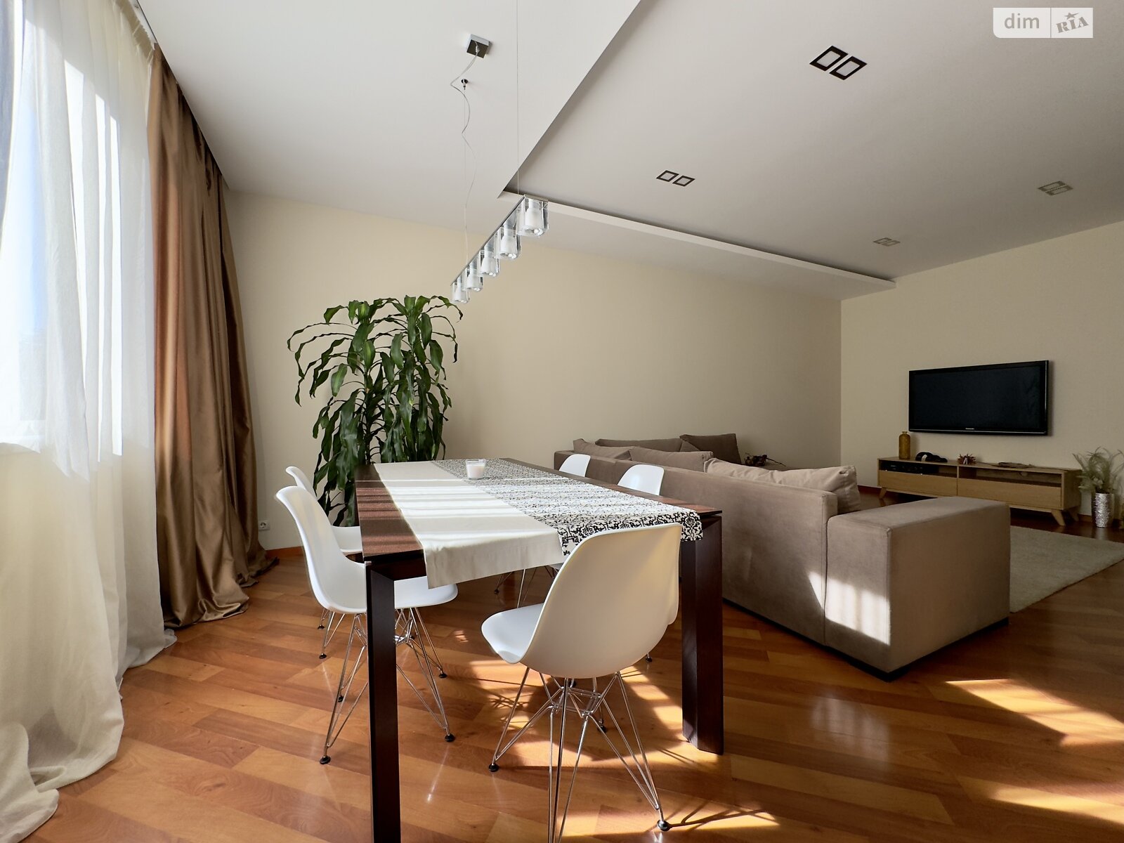 трикімнатна квартира в Дніпрі, район Нагорний, на вул. Бригадна 11 в довготривалу оренду помісячно фото 1