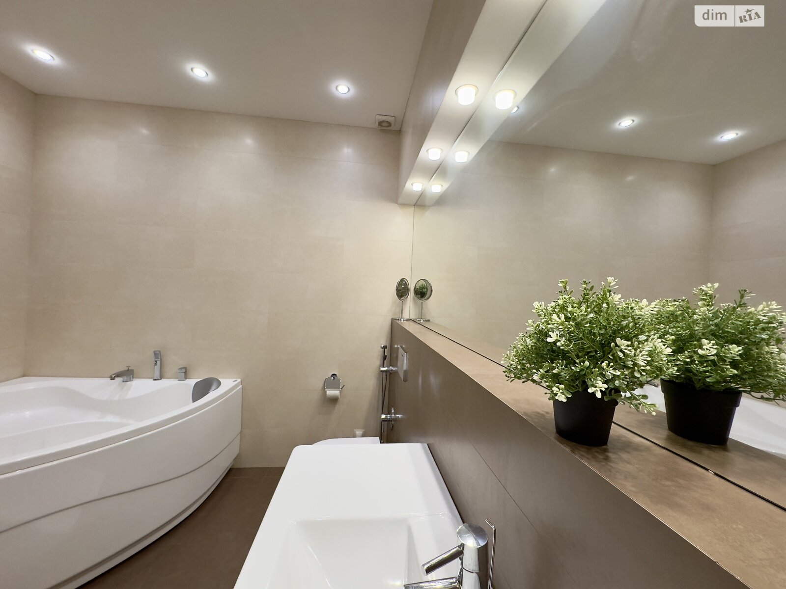 трикімнатна квартира в Дніпрі, район Нагорний, на вул. Бригадна 11 в довготривалу оренду помісячно фото 1