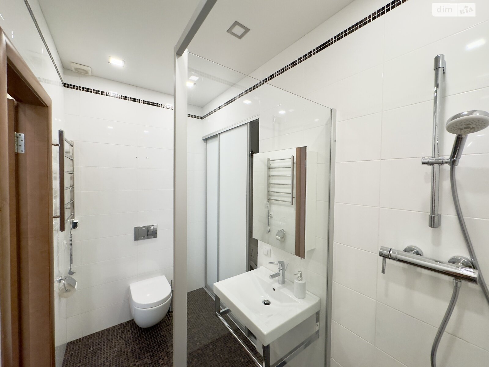 трикімнатна квартира в Дніпрі, район Нагорний, на вул. Бригадна 11 в довготривалу оренду помісячно фото 1