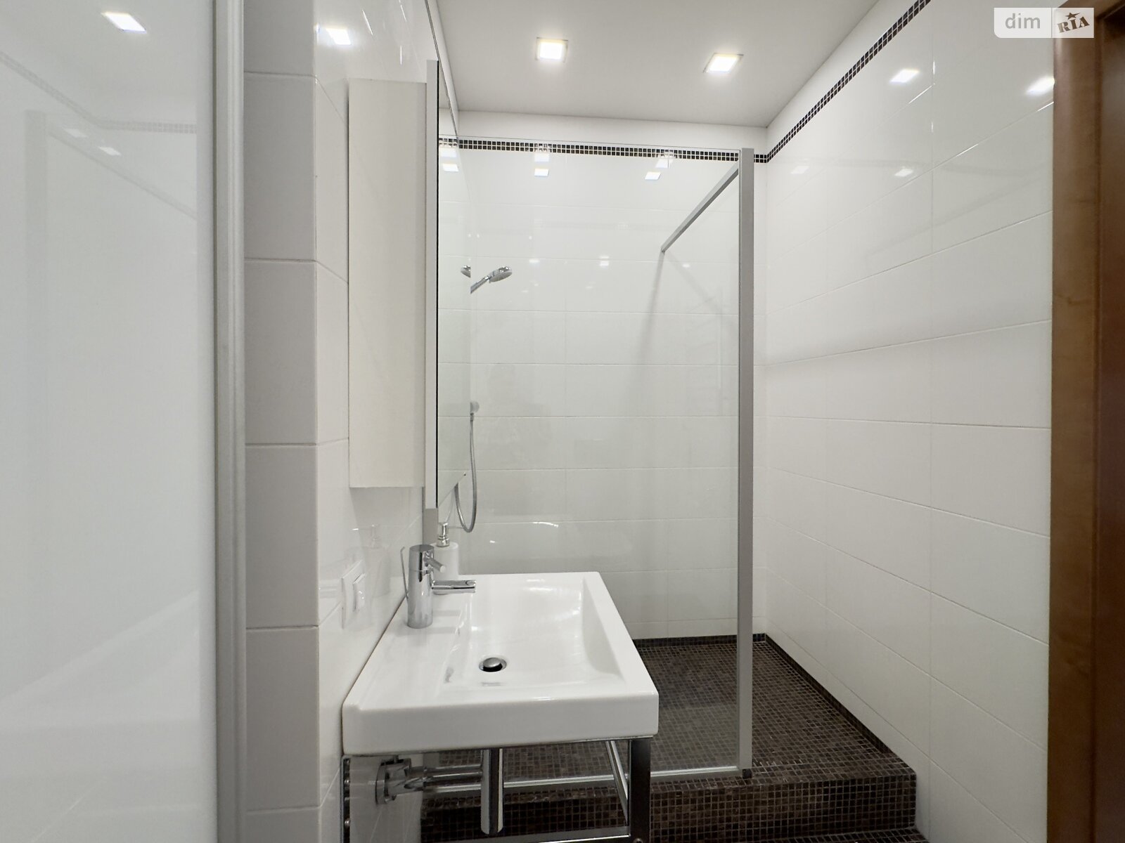 трикімнатна квартира в Дніпрі, район Нагорний, на вул. Бригадна 11 в довготривалу оренду помісячно фото 1