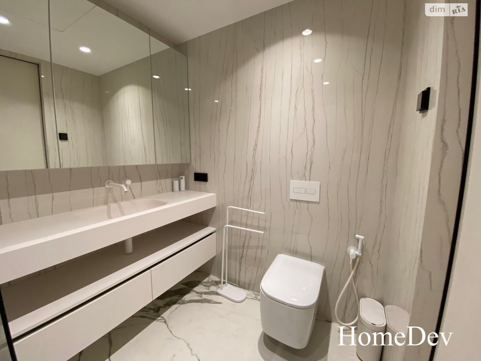 четырехкомнатная квартира в Днепре, район Парк Шевченко, на ул. Донцова Дмитрия 3 в аренду на долгий срок помесячно фото 1 четырехкомнатная квартира в Днепре, район Парк Шевченко, на ул. Донцова Дмитрия 3 в аренду на долгий срок помесячно фото 1