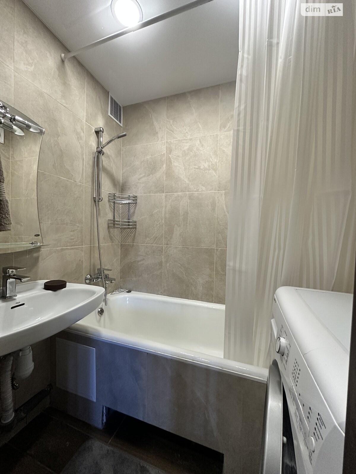 трехкомнатная квартира в Днепре, район Победа-5, на ул. Дорошенко Петра гетмана в аренду на долгий срок помесячно фото 1