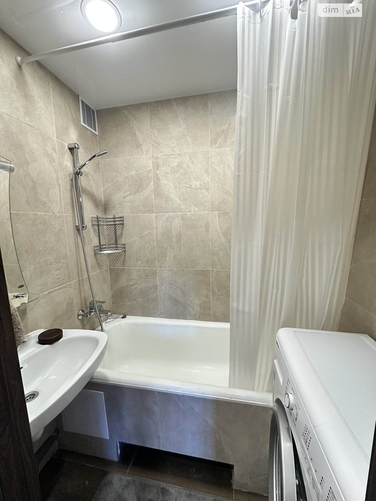 трехкомнатная квартира в Днепре, район Победа-5, на ул. Дорошенко Петра гетмана в аренду на долгий срок помесячно фото 1