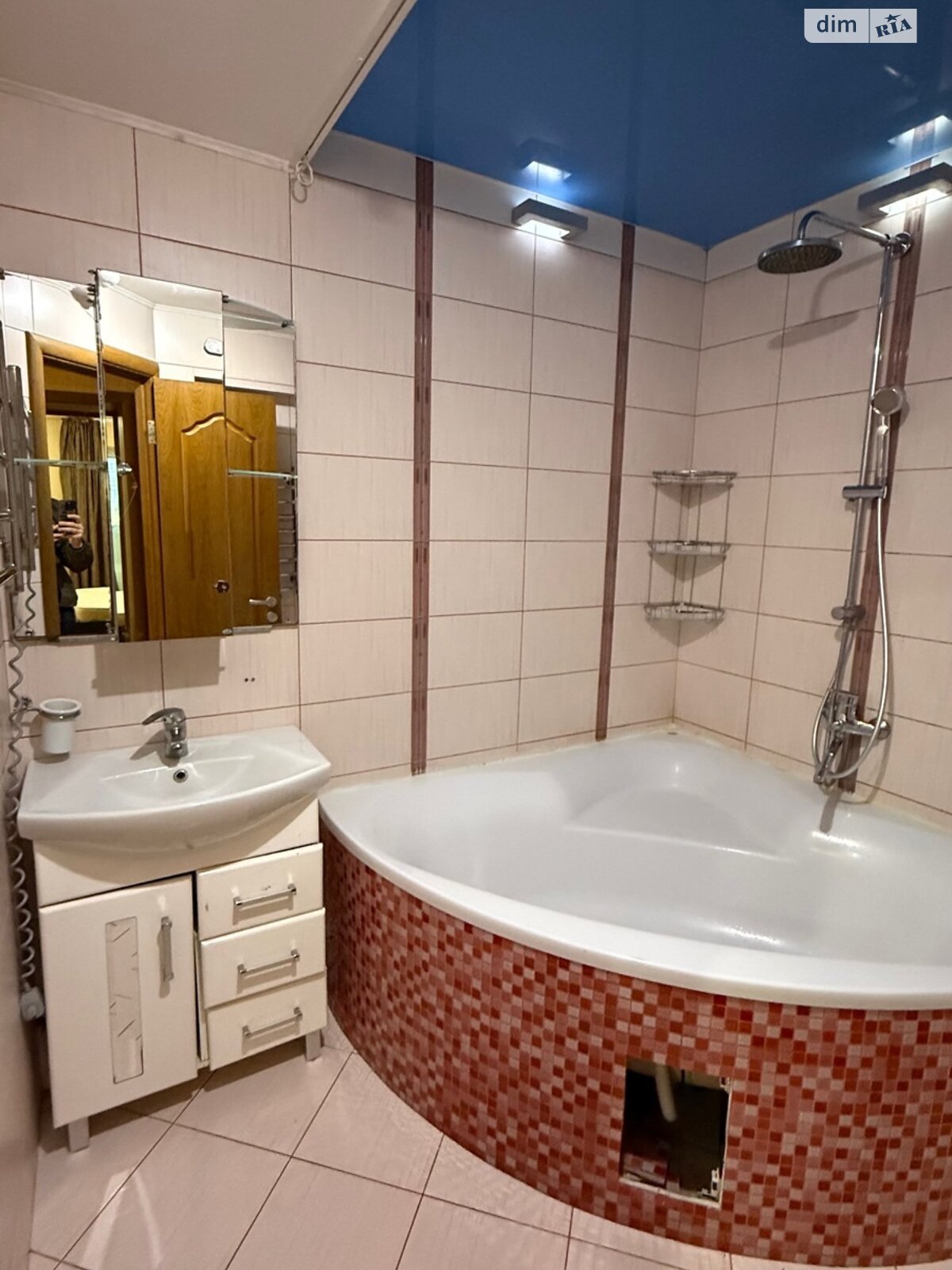 трикімнатна квартира в Дніпрі, район Придніпровський, на вул. Івана Багряного 13 в довготривалу оренду помісячно фото 1 трикімнатна квартира в Дніпрі, район Придніпровський, на вул. Івана Багряного 13 в довготривалу оренду помісячно фото 1