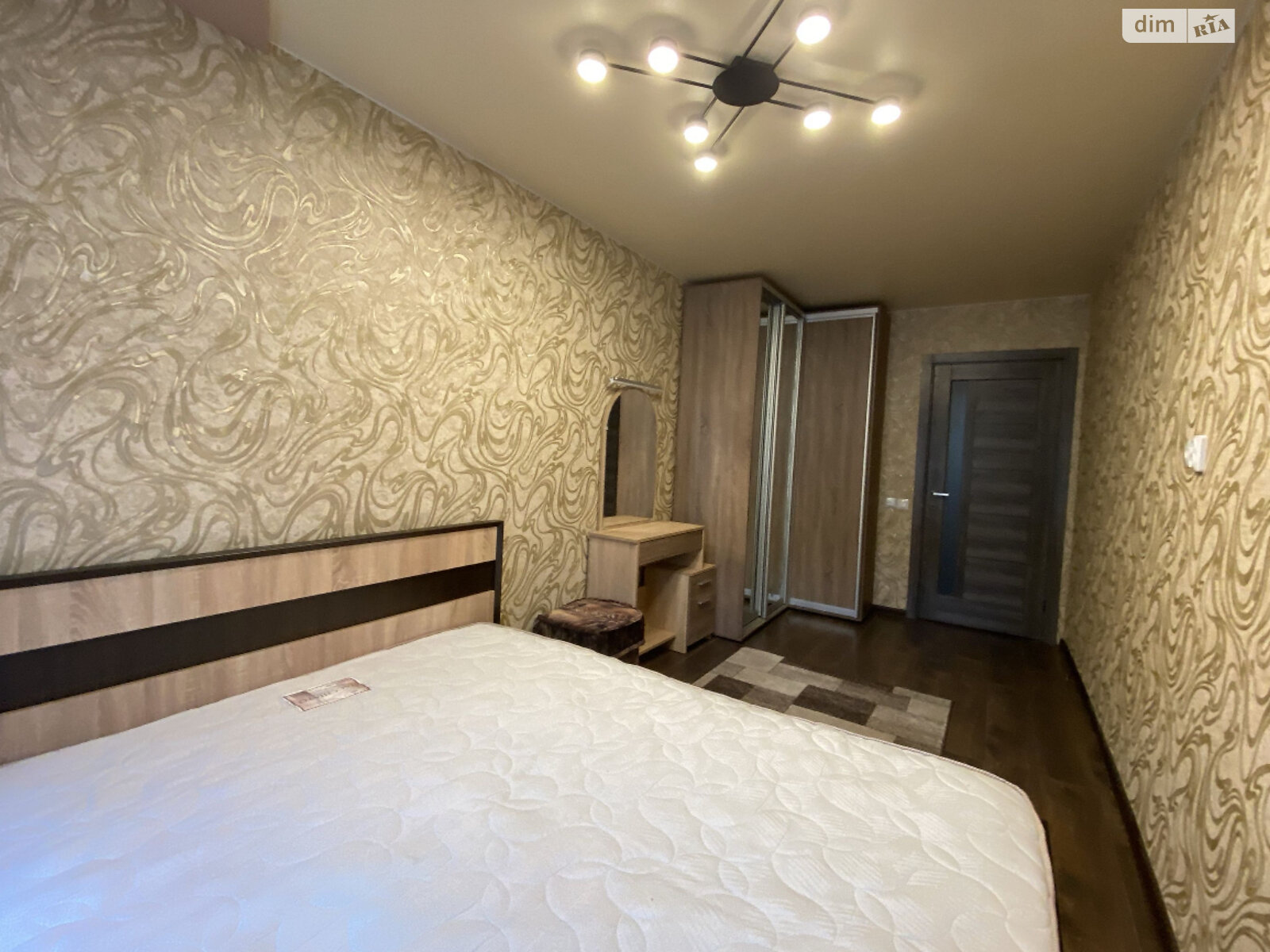 трехкомнатная квартира в Днепре, район Центральный, на ул. Александра Щербакова в аренду на долгий срок помесячно фото 1