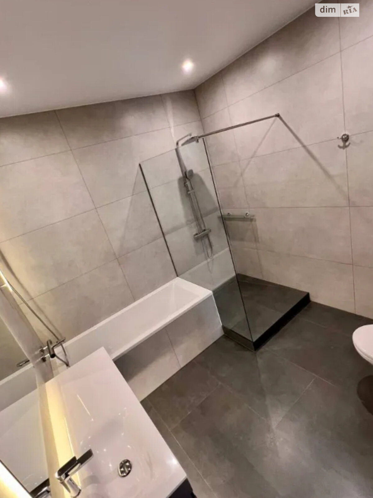 трехкомнатная квартира в Днепре, район Проспект Поля, на ул. Подолинского Сергея 31 в аренду на долгий срок помесячно фото 1