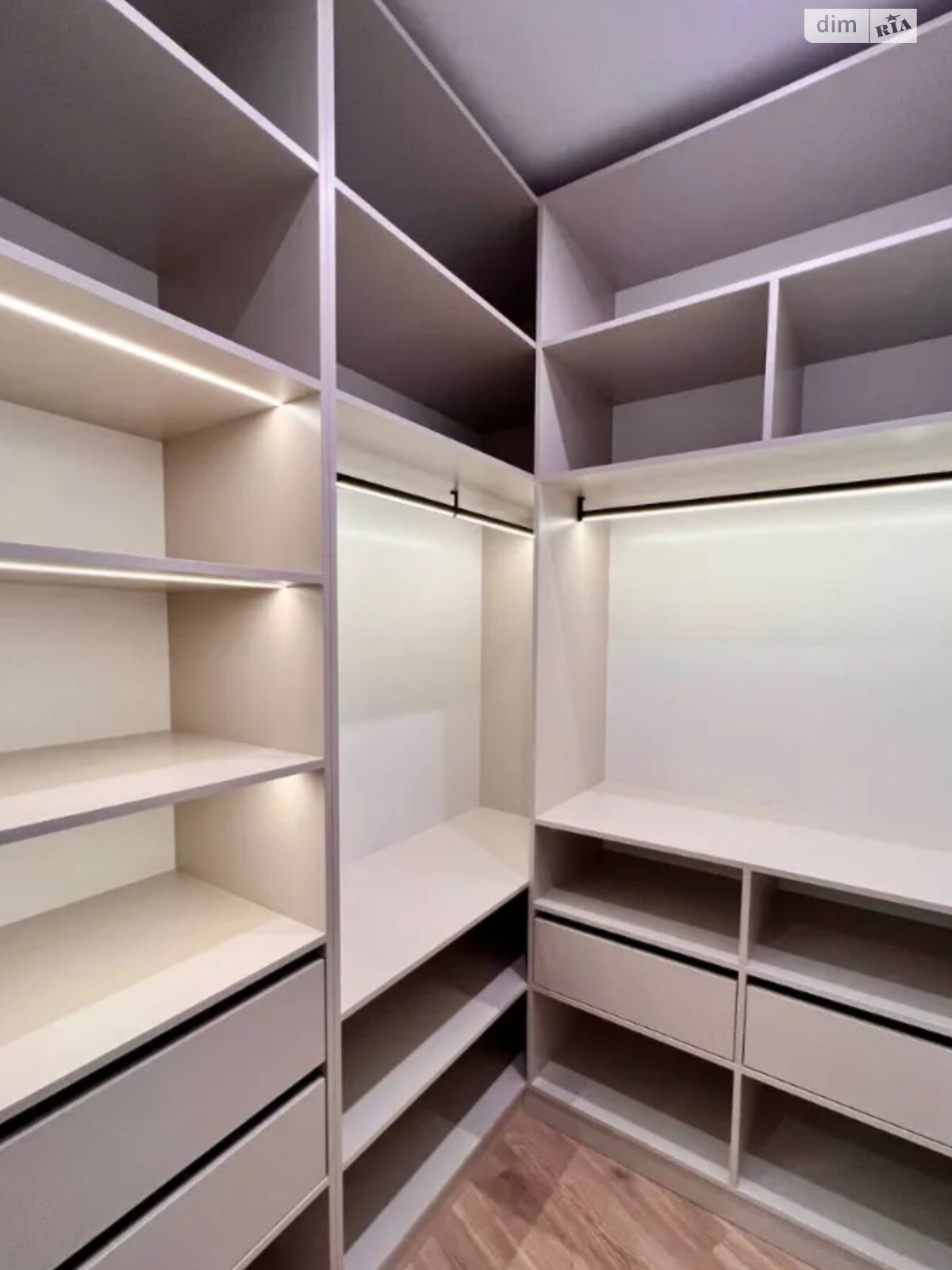 трехкомнатная квартира в Днепре, район Проспект Поля, на ул. Подолинского Сергея 31 в аренду на долгий срок помесячно фото 1