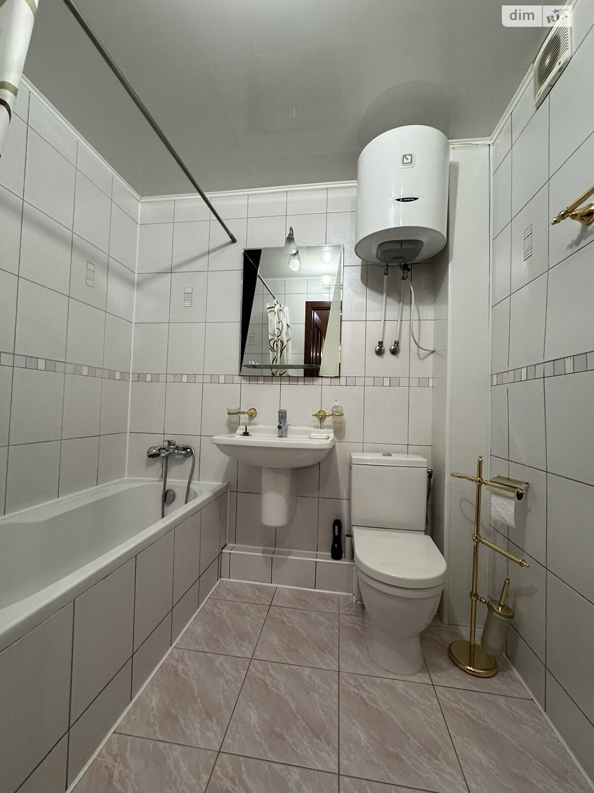 трехкомнатная квартира в Днепре, район Центр, на ул. Шнеерсона Менахем-Мендл в аренду на долгий срок помесячно фото 1