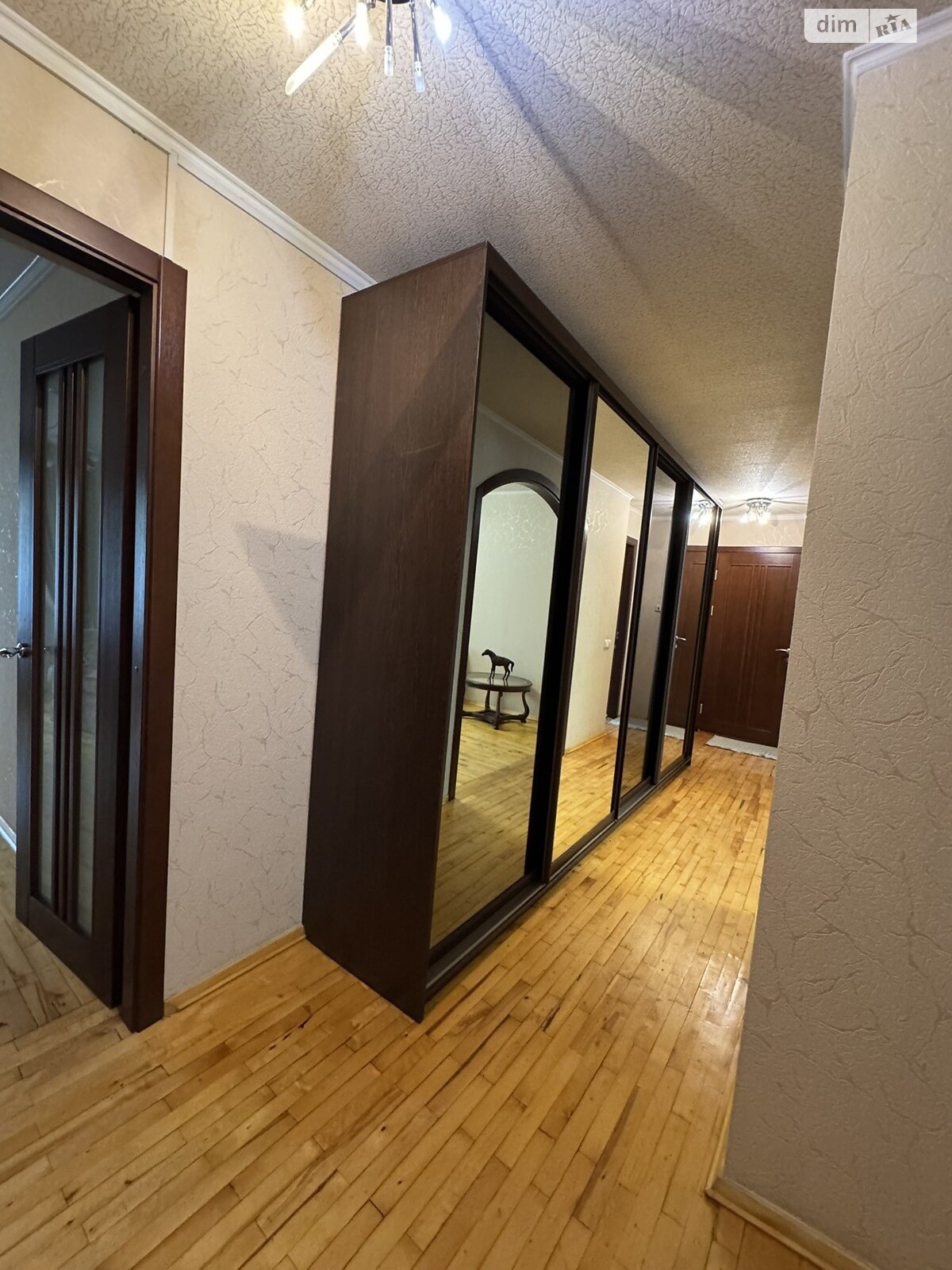 трехкомнатная квартира в Днепре, район Центр, на ул. Шнеерсона Менахем-Мендл в аренду на долгий срок помесячно фото 1