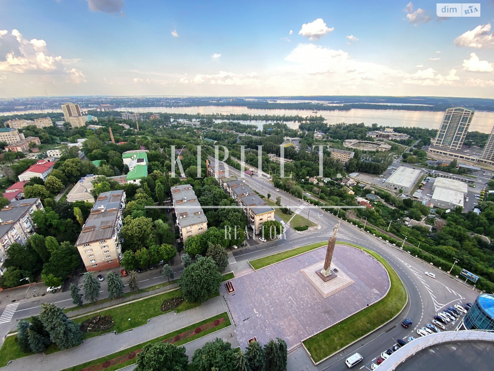 трехкомнатная квартира с мебелью в Днепре, район Соборный, на просп. Яворницкого Дмитрия 3 в аренду на долгий срок помесячно фото 1