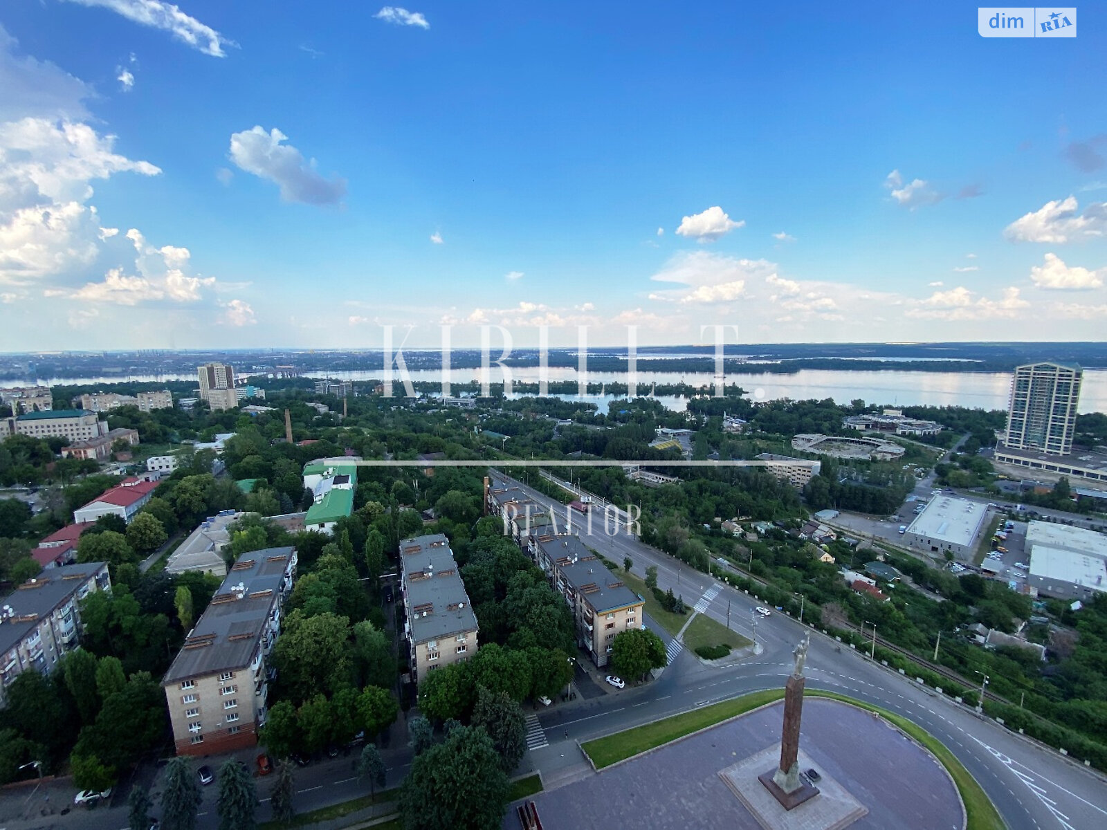 трехкомнатная квартира с мебелью в Днепре, район Соборный, на просп. Яворницкого Дмитрия 3 в аренду на долгий срок помесячно фото 1