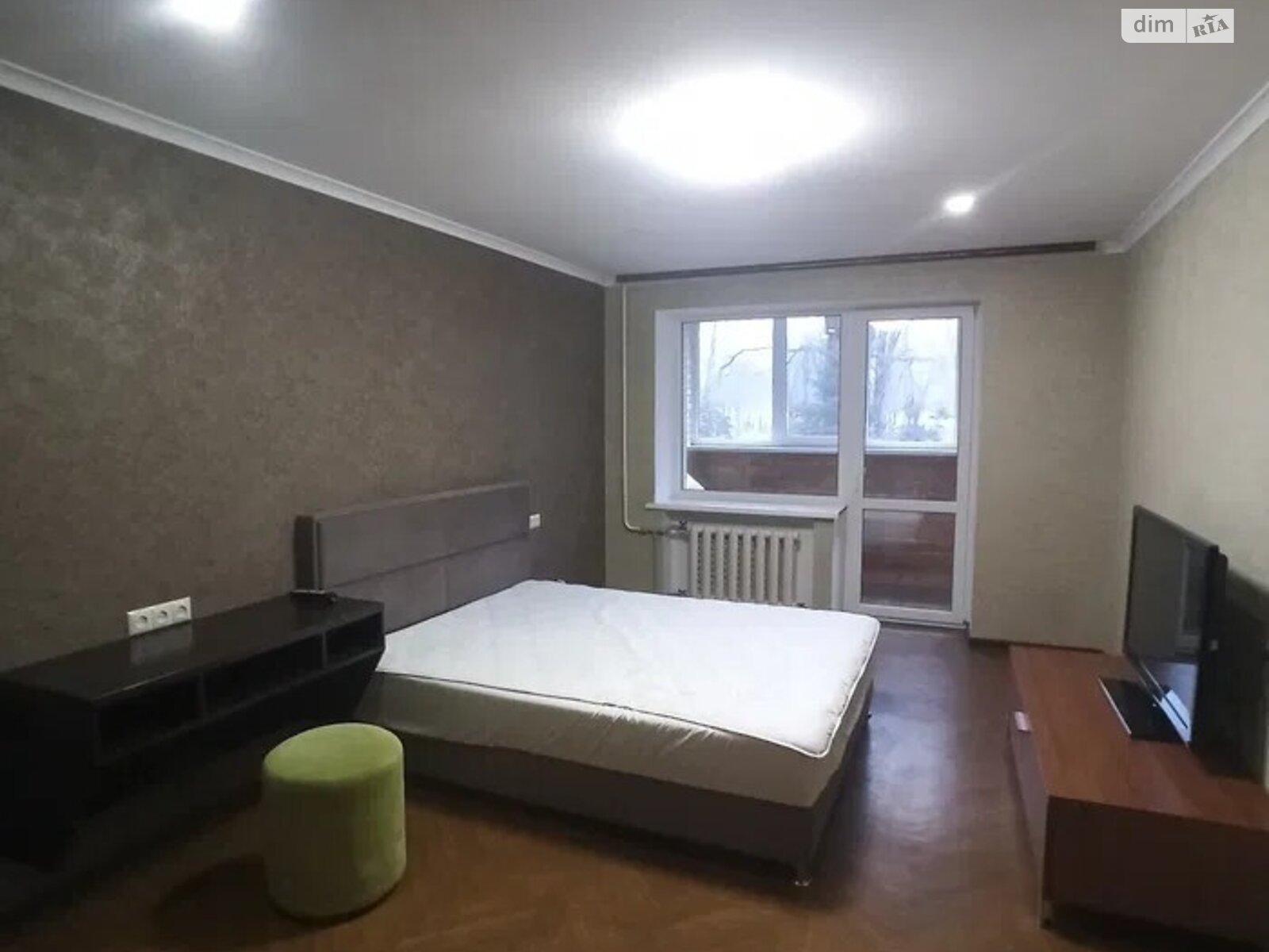 трехкомнатная квартира с мебелью в Днепре, район Тополь-1, на мас. Тополь-1 в аренду на долгий срок помесячно фото 1