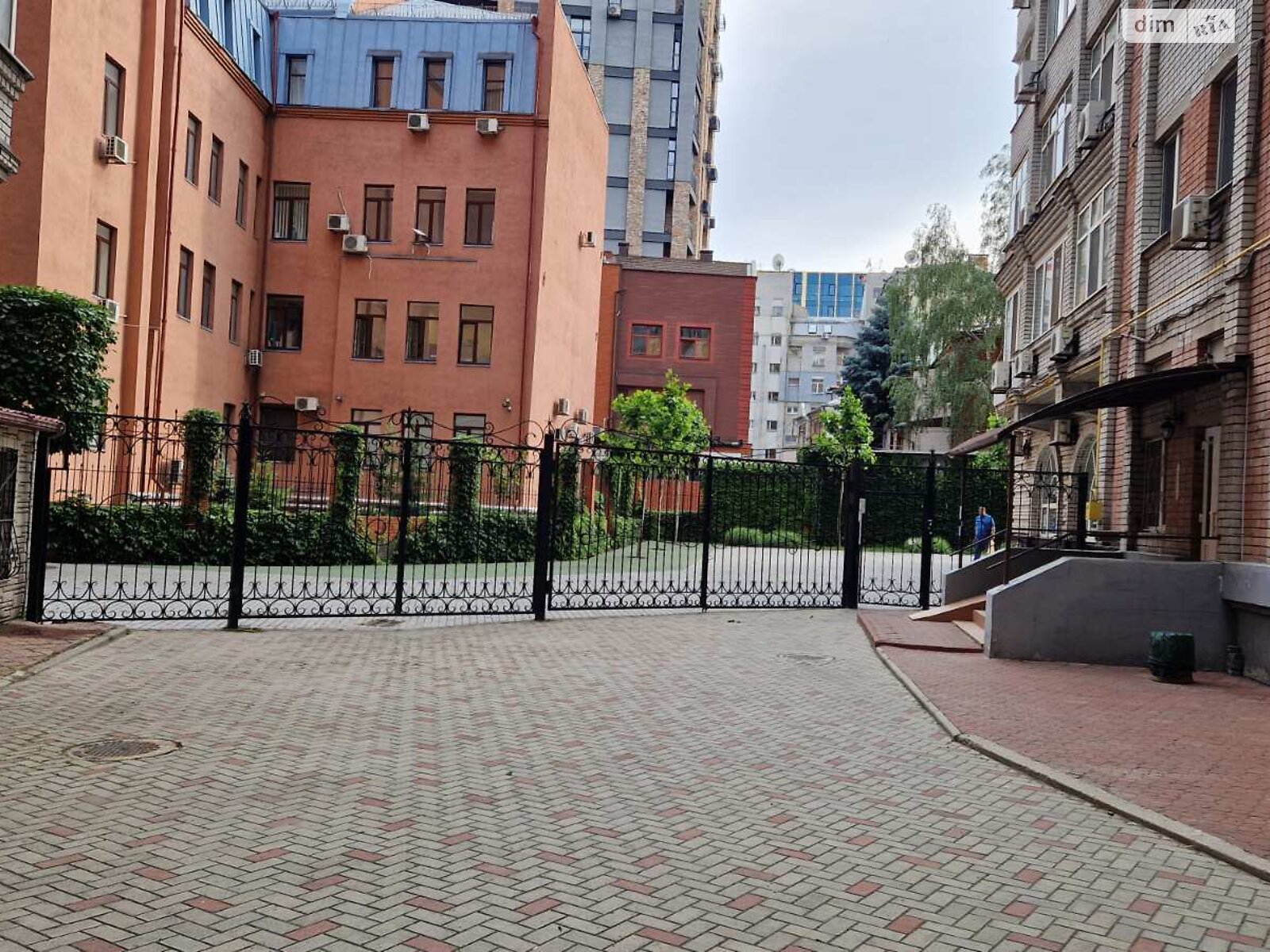 чотирикімнатна квартира в Дніпрі, район Центр, на вул. Виконкомівська 7 в довготривалу оренду помісячно фото 1 чотирикімнатна квартира в Дніпрі, район Центр, на вул. Виконкомівська 7 в довготривалу оренду помісячно фото 1