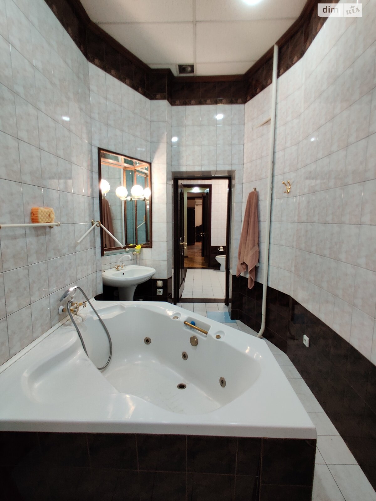 четырехкомнатная квартира в Днепре, район Центр, на ул. Лазаря Глобы 13 в аренду на долгий срок помесячно фото 1 четырехкомнатная квартира в Днепре, район Центр, на ул. Лазаря Глобы 13 в аренду на долгий срок помесячно фото 1